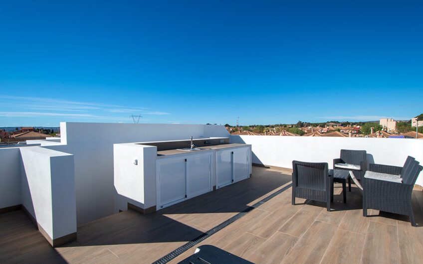 Chalet adosado con solárium y piscina en La Herrada