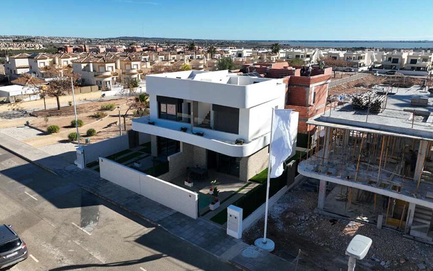 Chalet adosado con solárium y piscina en La Herrada