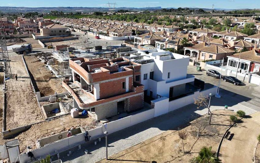 Chalet adosado con solárium y piscina en La Herrada